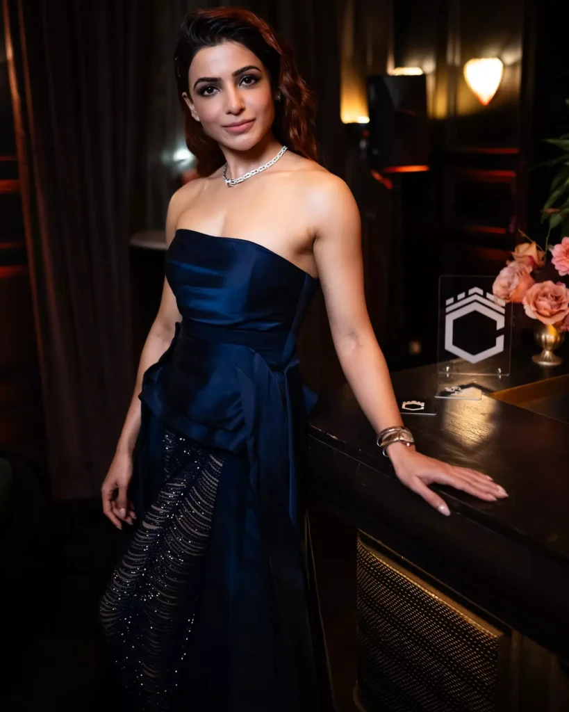 Samantha’s thigh-high-slit dress pretty look