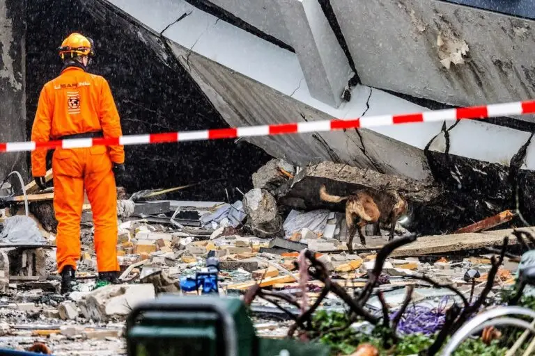 Zeer grote brand in Den Haag na explosie