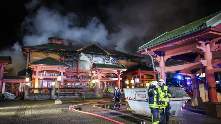 After a fire in an abandoned building, the police evacuated a Christmas market in the Centro area of Oberhausen as a precaution in the evening
