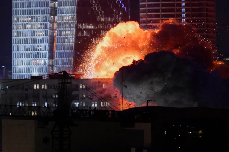 SikhoAI An explosion is seen during a missile attack in Tel Aviv.